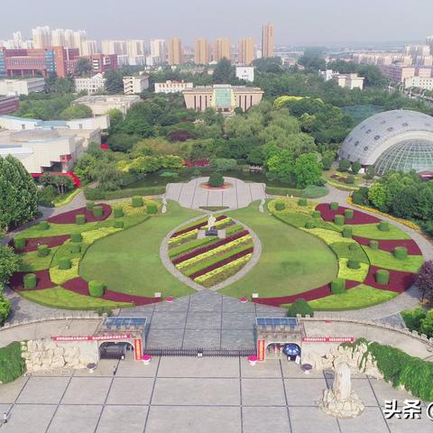 科技在农业中的应用实例：智能灌溉、无人机监测与机器人采摘如何让农耕更轻松高效